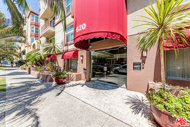 620 S Gramercy Place, Los Angeles CA: https://media.crmls.org/mediaz/224904ab-ab2f-4911-b488-b9c08b923df7.jpg