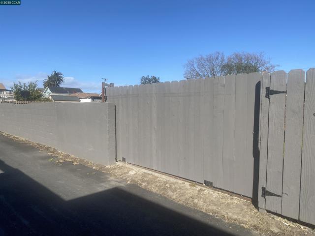 421 Ripley Ave, Richmond CA: https://media.crmls.org/mediaz/22495851-598a-47eb-99da-e092e53efeb1.jpg