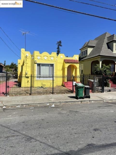 1441 88th AVE, Oakland CA: https://media.crmls.org/mediaz/224c2c0e-3817-41c4-8bd2-556f88caf22b.jpg
