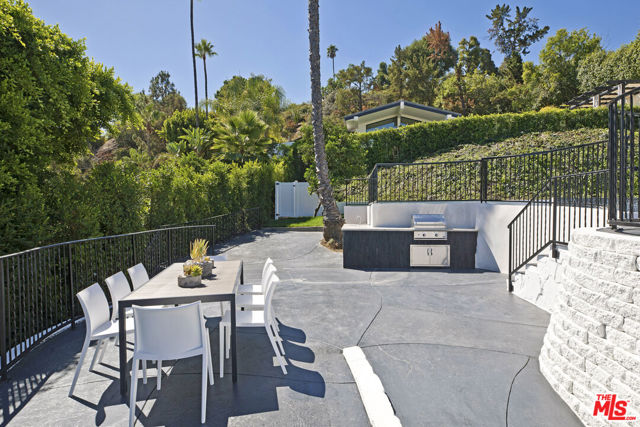 3712 Berry Drive, Studio City CA: https://media.crmls.org/mediaz/224cd145-ddf1-459c-8831-9a7cb8f88487.jpg