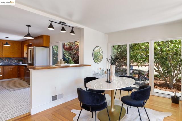 605 Plateau Dr, Kensington CA: https://media.crmls.org/mediaz/224d118a-4263-4e1e-aef2-079ab565cbda.jpg