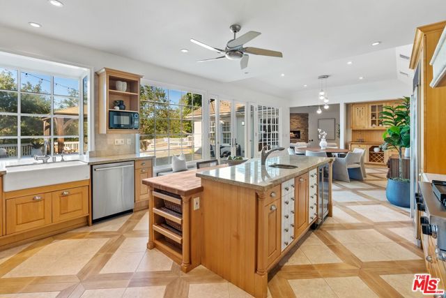 2596 Wallingford Drive, Beverly Hills CA: https://media.crmls.org/mediaz/224d5c2b-85e8-4dbf-8073-e175934a3e14.jpg