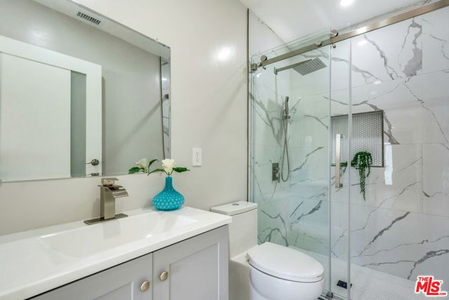 120 W Ellis Avenue, Inglewood CA: https://media.crmls.org/mediaz/224d9f82-0da8-4ed3-ac11-7750bd28208b.jpg