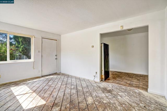 5235 Macarthur Blvd, Oakland CA: https://media.crmls.org/mediaz/224e118e-d3e3-43b1-8b5a-467964d108c3.jpg