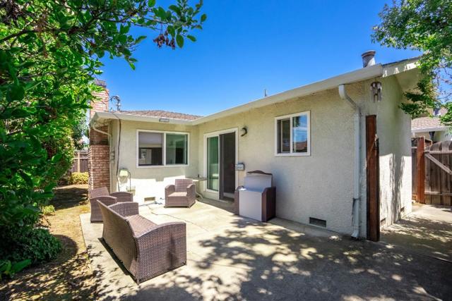 17541756 Plaza Court, Mountain View CA: https://media.crmls.org/mediaz/224e3cb3-d8ee-4ad8-9f3d-222730bbea54.jpg