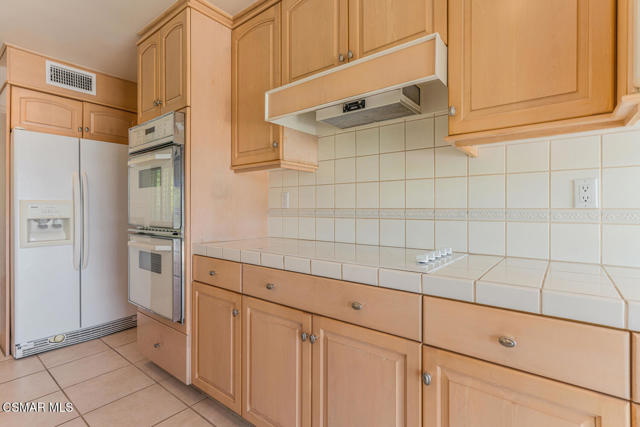 18854 Edleen Drive, Tarzana CA: https://media.crmls.org/mediaz/2251248c-682b-465a-83bb-d4bbcbb4aa06.jpg