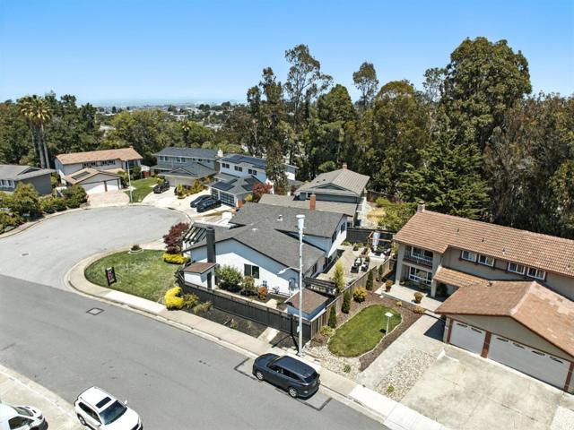 6 Whitecliff Court, San Mateo CA: https://media.crmls.org/mediaz/22514d45-6def-4a20-941e-49c27b003d1a.jpg