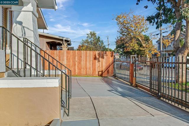 2027 83Rd Ave, Oakland CA: https://media.crmls.org/mediaz/2252ee24-9af4-4fd6-bc37-f45fc9191a2e.jpg