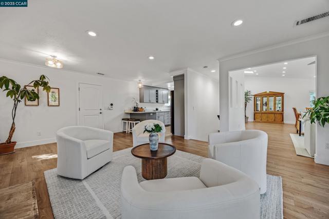 14 Saint Louis Ln, Pleasant Hill CA: https://media.crmls.org/mediaz/2254215b-3d74-4c50-a772-e21aa4872b5f.jpg