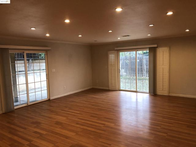 2174 Sugartree Dr, Pittsburg CA: https://media.crmls.org/mediaz/22547295-5f2d-4724-8f15-3e09db149ce5.jpg