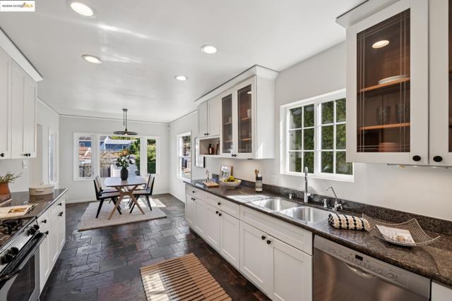 4701 Kaphan Ave, Oakland CA: https://media.crmls.org/mediaz/22547726-4b23-4cca-ac83-b51f935f04e4.jpg