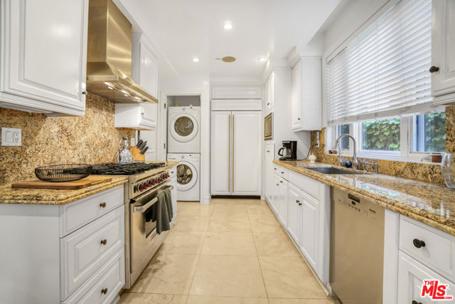 208 S Lasky Drive, Beverly Hills CA: https://media.crmls.org/mediaz/2254afd3-675b-4390-9bb4-b87c322858dc.jpg