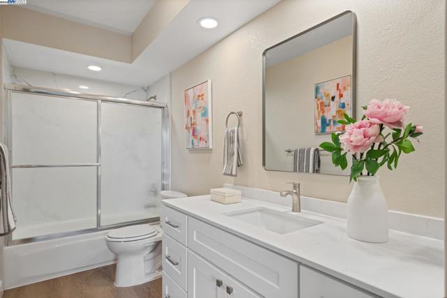 642 Centre Ct, Alameda CA: https://media.crmls.org/mediaz/2257184c-0078-4e41-8ec0-34d709fbe002.jpg