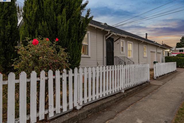 290 2Nd Ave, San Leandro CA: https://media.crmls.org/mediaz/22574054-9138-431a-bacb-eb90958ca4b8.jpg