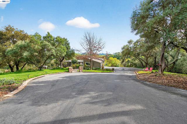 10700 Foothill Rd, Sunol CA: https://media.crmls.org/mediaz/22577ee8-5726-4fa0-96c4-616ada26d10d.jpg