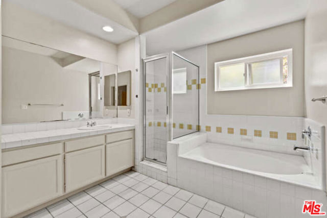 10790 Rose Avenue, Los Angeles CA: https://media.crmls.org/mediaz/22586d0d-e158-4f2a-9fba-56e6302f8daa.jpg