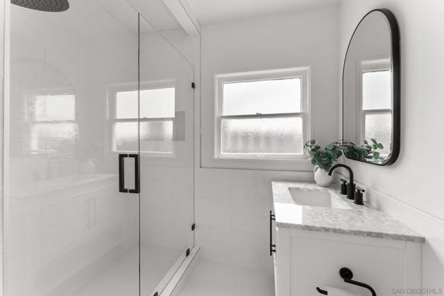 503 Rosemont St, La Jolla CA: https://media.crmls.org/mediaz/2258a345-fea7-44d7-b0c8-0345f51ccdae.jpg