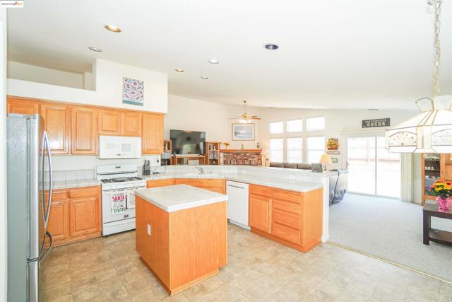 5402 Navajo Ct, Antioch CA: https://media.crmls.org/mediaz/22591c07-9b05-41fc-aa5c-ec60ce3bc7a5.jpg