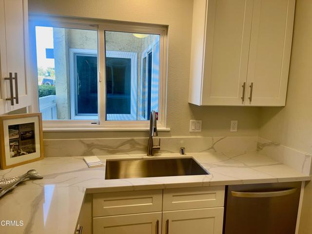 3077 Harbor Boulevard, Ventura CA: https://media.crmls.org/mediaz/2259dbbc-35bb-42e1-a68c-142f0409fc6a.jpg