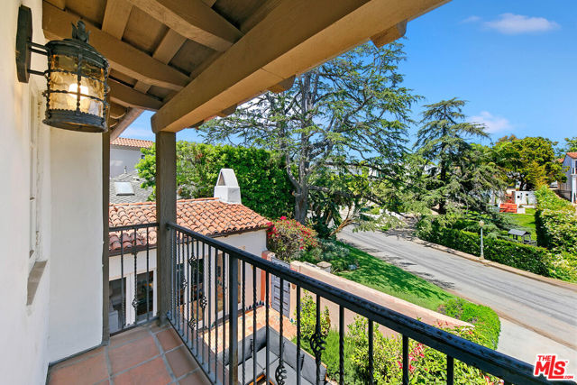 331 S Medio Drive, Los Angeles CA: https://media.crmls.org/mediaz/2259e363-6205-4f0b-a9a8-0c90e281bae0.jpg
