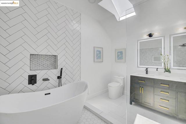 812 Foothill Blvd, Oakland CA: https://media.crmls.org/mediaz/225ae5d3-961c-4c97-bc98-8e1293adca0f.jpg