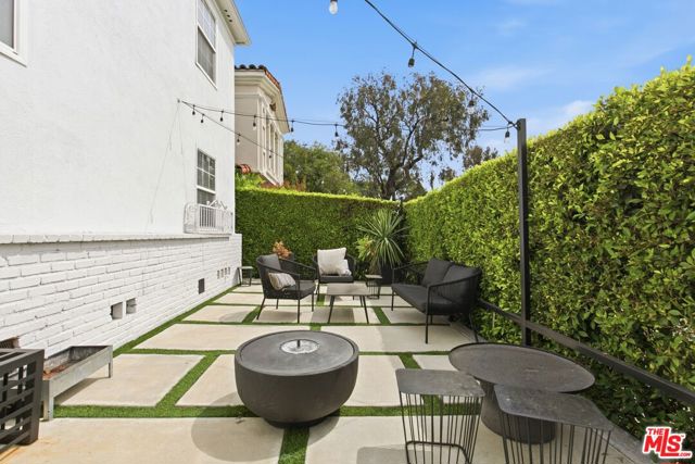 8613 W Olympic Boulevard, Los Angeles CA: https://media.crmls.org/mediaz/225df3e1-de24-49bf-8d47-fb7a09145e6d.jpg