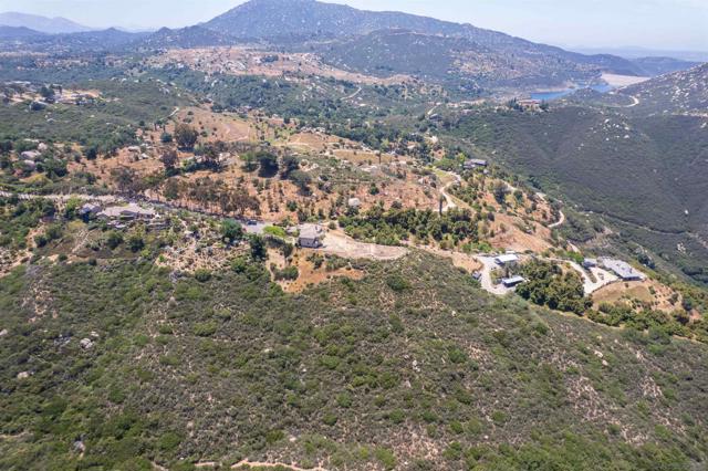 16677 Falcon Heights Rd, Ramona CA: https://media.crmls.org/mediaz/225eec33-c85b-4ea3-93e7-15d13c241309.jpg