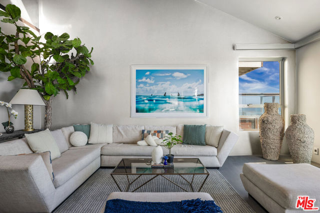 19640 Pacific Coast Highway, Malibu CA: https://media.crmls.org/mediaz/225f6946-a8b8-4c3b-b2e5-52739e1880f5.jpg