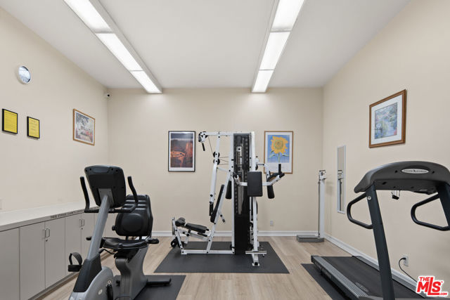 6021 Lindley Avenue, Tarzana CA: https://media.crmls.org/mediaz/225f6c39-a888-4a85-9fe5-7b44b22b42d6.jpg