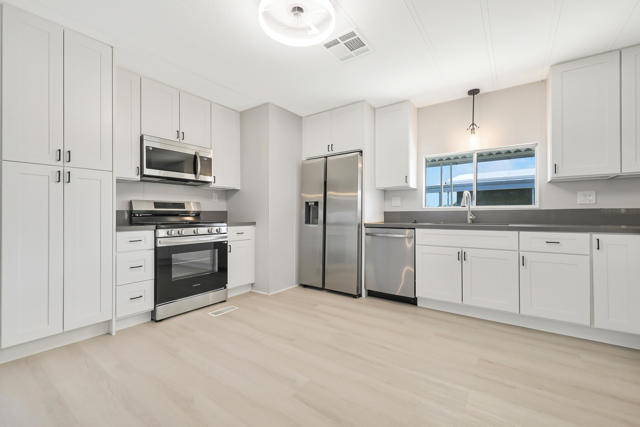 392 Standing Bear, Cathedral City CA: https://media.crmls.org/mediaz/225f8a01-434c-4509-8763-163350cd6c81.jpg