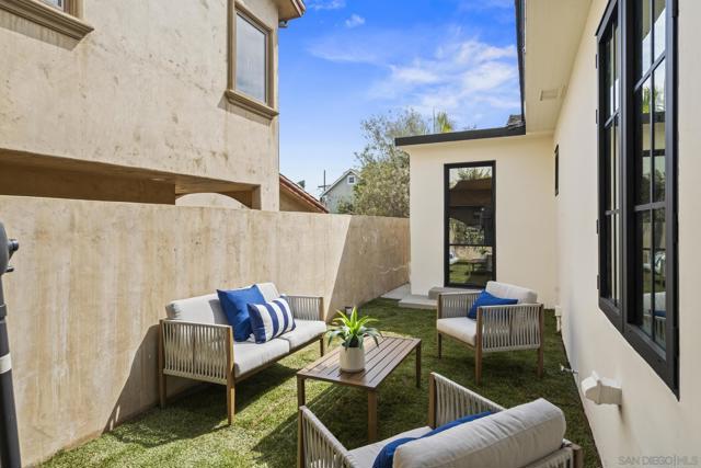 375 E Avenue, Coronado CA: https://media.crmls.org/mediaz/225fd5c2-2d50-416d-b22e-ea90e43f0c2e.jpg