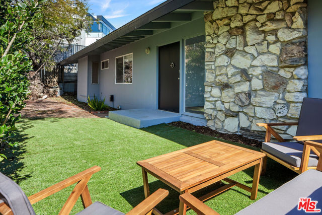 9432 Sierra Mar Place, Los Angeles CA: https://media.crmls.org/mediaz/22601d49-7c9c-45e2-857a-853e2e971d25.jpg