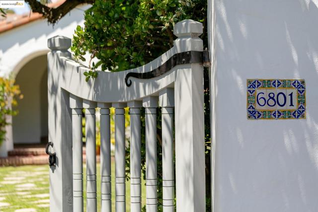 6801 Estates Dr, Oakland CA: https://media.crmls.org/mediaz/2260a76f-60f0-4d72-8cad-504d14aa304a.jpg