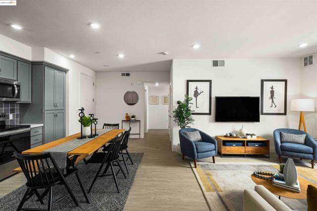 500 Somi Ct, Hayward CA: https://media.crmls.org/mediaz/2260cbcf-9fc3-4e6e-8297-c6a2b49e37e5.jpg