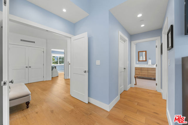 4943 Stern Avenue, Sherman Oaks CA: https://media.crmls.org/mediaz/2260fef6-97eb-4bff-8576-edc8b89a52d0.jpg