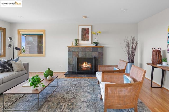 11718 Cranford Way, Oakland CA: https://media.crmls.org/mediaz/22613d5c-4ca0-40dc-a5e7-41d5b304d2c8.jpg