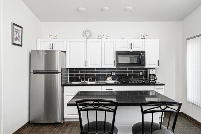 262 Flowerdale Ln, San Diego CA: https://media.crmls.org/mediaz/2262b711-2f26-45b8-b7ae-884a6af1ae47.jpg