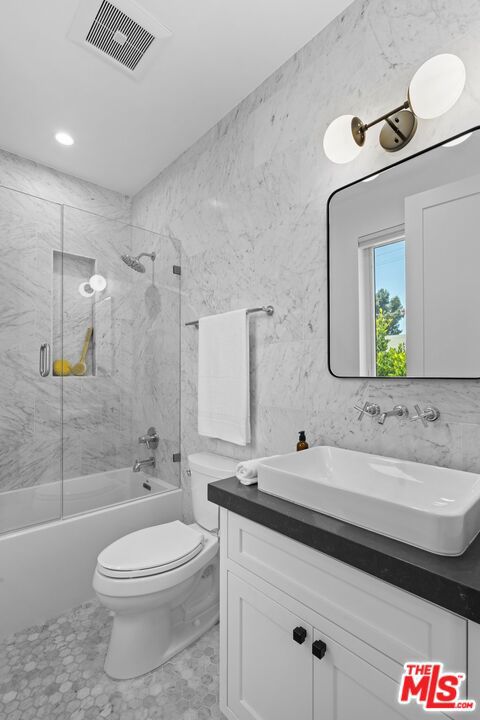 2590 Amherst Avenue, Los Angeles CA: https://media.crmls.org/mediaz/2262dd51-1d15-41f0-86ad-2825520e6cea.jpg