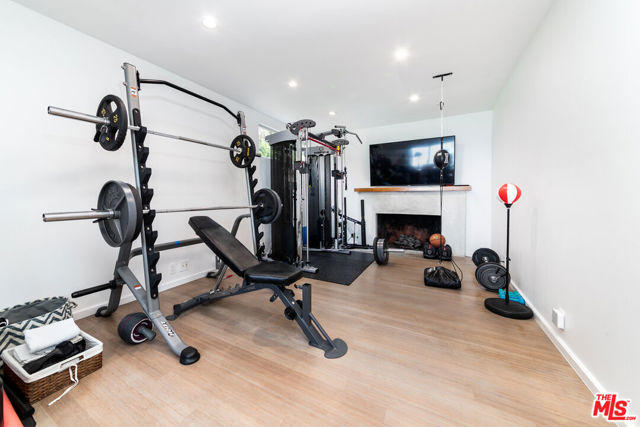 9323 Flicker Way, Los Angeles CA: https://media.crmls.org/mediaz/2263a657-2216-41cb-8890-4d62a260e8e6.jpg