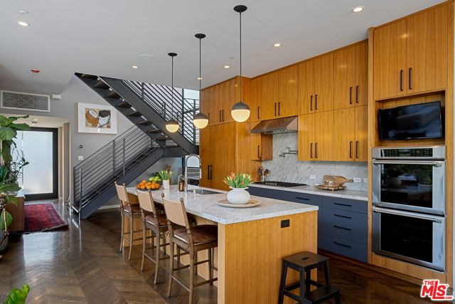 1102 Amoroso Place, Venice CA: https://media.crmls.org/mediaz/2264c4a4-e621-43be-a0e4-f0415e28a66a.jpg
