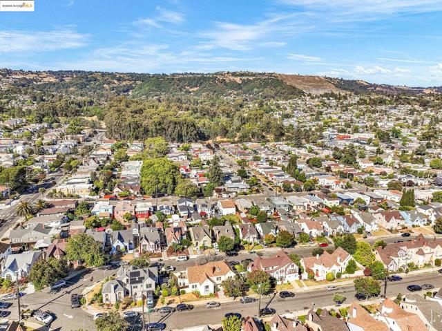 5605 Picardy Dr, Oakland CA: https://media.crmls.org/mediaz/22653b4f-8466-446e-a8d2-eff01c90285f.jpg