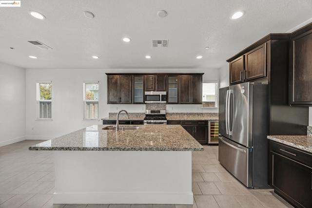 18499 Lewiston Dr, Lathrop CA: https://media.crmls.org/mediaz/2266d14a-1d32-4a19-9dba-2da5c8d05616.jpg