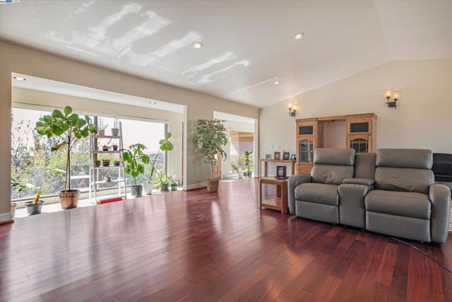 41794 Vargas Rd, Fremont CA: https://media.crmls.org/mediaz/22673722-cb12-4a7c-8772-d2f1fa137325.jpg