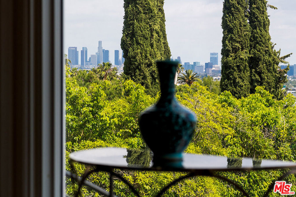 https://media.crmls.org/mediaz/226757d0-fc52-4b68-9812-77183e099ffd.jpg?preset=X-Large