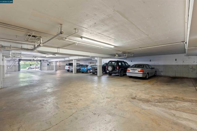 590 El Dorado Ave, Oakland CA: https://media.crmls.org/mediaz/22688d71-63f6-4b88-baa5-52c66b9362ff.jpg