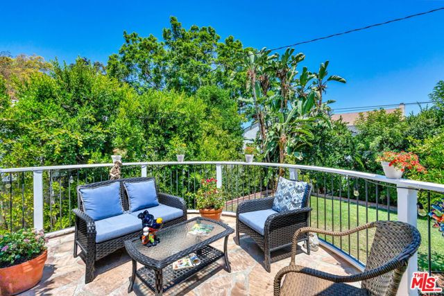 10257 Camarillo Street photo 27
