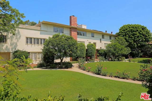 11901 Sunset Blvd Boulevard, Brentwood CA: https://media.crmls.org/mediaz/226a50da-bddc-4e92-8250-514842207eb1.jpg