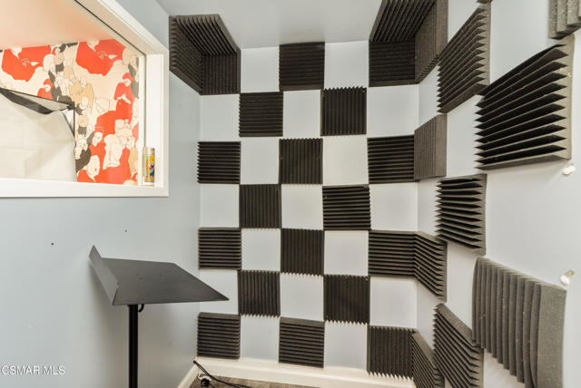 28333 Foothill Drive, Agoura Hills CA: https://media.crmls.org/mediaz/226a7b7d-7a98-49e9-b1a2-34af03bcfa27.jpg