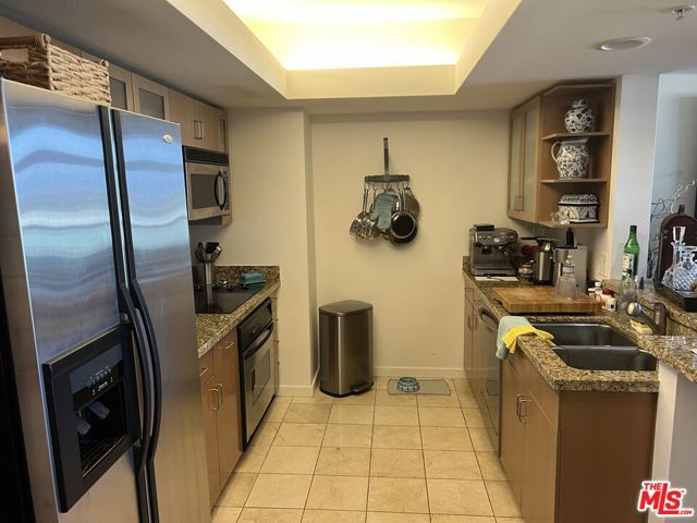 13700 Marina Pointe Drive, Marina del Rey CA: https://media.crmls.org/mediaz/226afbc6-1247-4ddf-8e84-af509c76f286.jpg