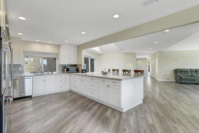 929 Chumash Trail, Vista CA: https://media.crmls.org/mediaz/226b998a-b859-441d-b4c5-2d45a0ef0d3b.jpg
